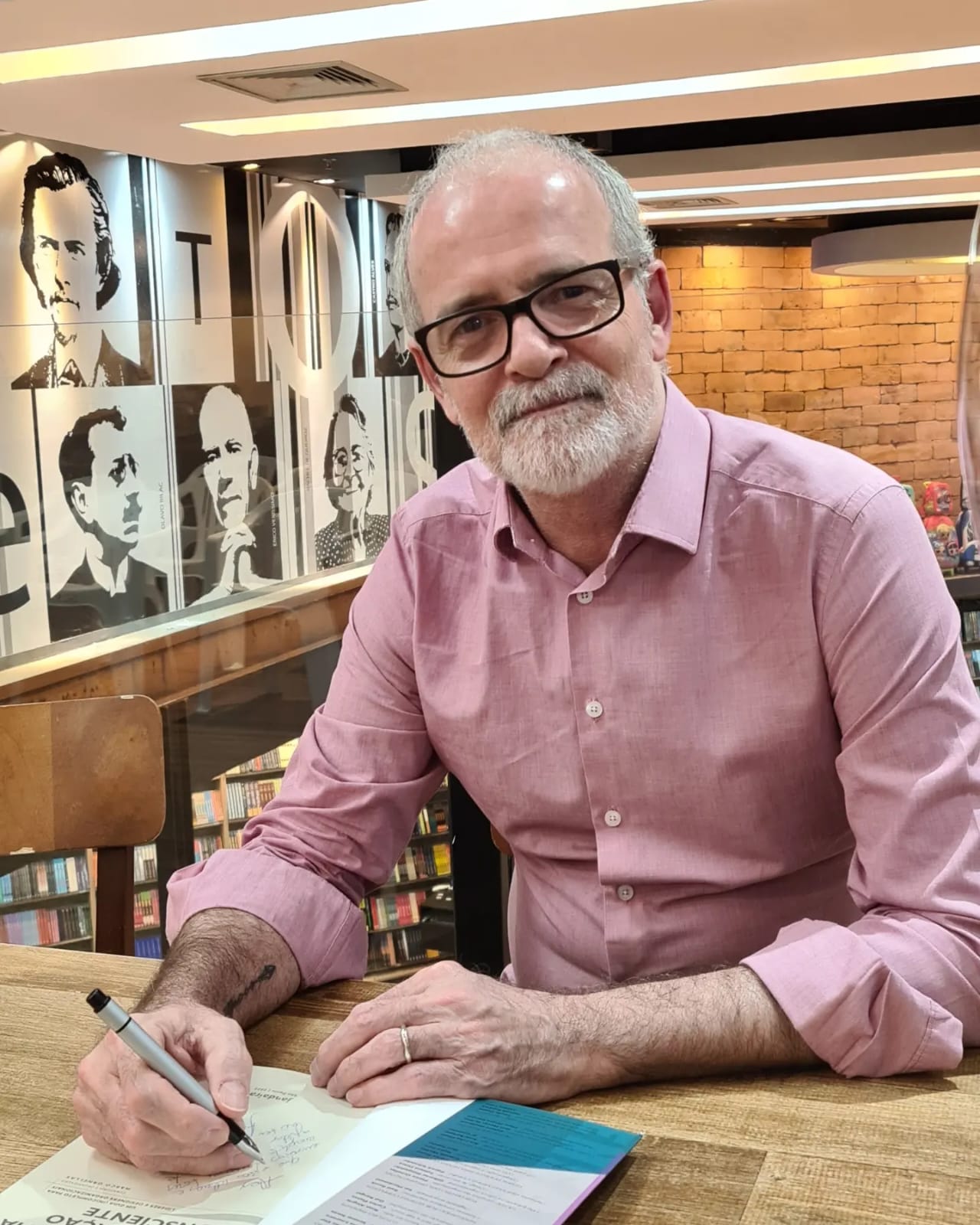 Marco Ornellas autografando um exemplar de um de seus livros